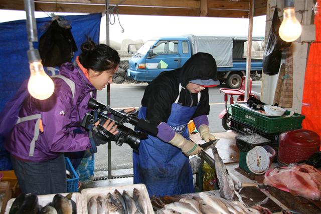 사라져 가는 제주도 장돌뱅이들의 삶의 공간인 장터를 조명한 ‘임현식의 장터 사람들’의 한 장면. MBC 라이프 제공