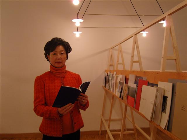 서울 사간동 금호미술관 전시장에서 개관 20주년 기념전 도록을 들고 있는 박강자 관장.  금호미술관 제공