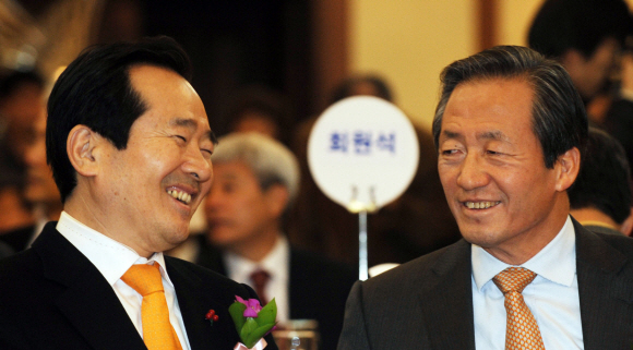 대통령과 여야 대표 회담을 제안한 정몽준(오른쪽) 한나라당 대표와 회담 제의를 받아들인 정세균 민주당 대표가 16일 서울 여의도 63빌딩에서 열린 한국방송기자클럽 창립 20주년 기념식에서 나란히 앉아 환하게 웃고 있다. 안주영기자 jya@seoul.co.kr