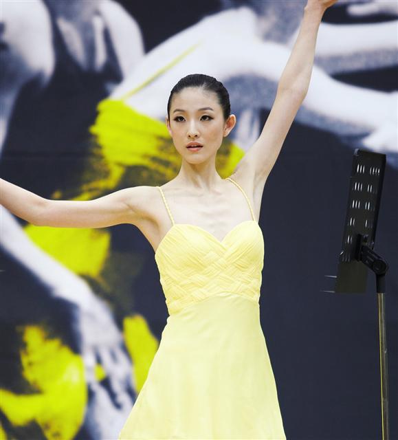 뮤지컬 배우로 변신하는 발레리나 김주원이 새해 1월8일 첫 공연을 앞두고 자신이 맡은 ‘노란 드레스 여인’ 역할 연습에 한창이다.  오디뮤지컬컴퍼니 제공