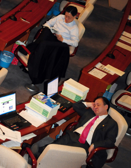 민주당은 17일 한나라당 단독의 예결특위 계수조정소위 구성을 막기 위해 예결위 회의장을 점거했다. 사진은 밤샘 농성에 돌입한 민주당 강창일(오른쪽) 의원과 주승용 의원이 예결위 회의장에서 쉬고 있는 모습. 이호정기자 hojeong@seoul.co.kr 