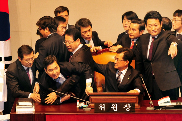 17일 오전 민주당 소속 의원들이 국회 예결위 회의장에 들어가 위원장석을 점거하자 한나라당 소속인 심재철(앞줄 왼쪽 두번째) 위원장이 정상적인 회의 진행을 막지 말라며 강하게 항의하고 있다. 이호정기자 hojeong@seoul.co.kr 