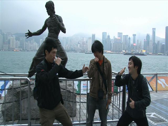 ‘리얼실험프로젝트X’에서 홍콩 이소룡 동상을 찾아내라는 임무를 부여받은 세 명의 백수 도전자들이 임무 완수 뒤 동상 앞에서 즐거워하고 있다.  EBS 제공 