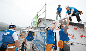삼성건설 임직원들이 지난여름 충남 천안에서 사랑의 집짓기 해비타트 봉사활동을 전개하고 있다. 삼성건설 제공
