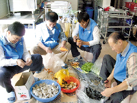 한국가스공사 직원들이 전북 군산 성모전문요양원을 방문해 노인들에게 대접할 특식을 준비하고 있다. 한국가스공사 제공