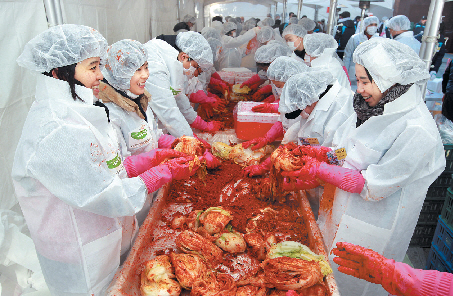 지난달 21일 KB금융지주 임직원 1000여명이 어려운 이웃들의 겨울나기를 돕기 위해 5만 7000포기의 김장을 담그는 모습.  KB금융 제공