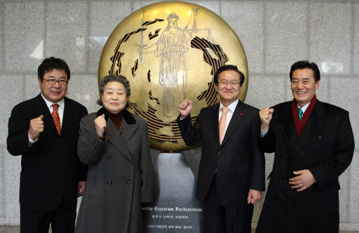 18일 정부과천청사에서 법무부 홍보대사로 위촉된 중견 탤런트 백일섭(왼쪽부터), 강부자, 이귀남 법무장관, 김성환씨가 법무부 상징물 앞에서 파이팅을 외치고 있다. 법무부 제공