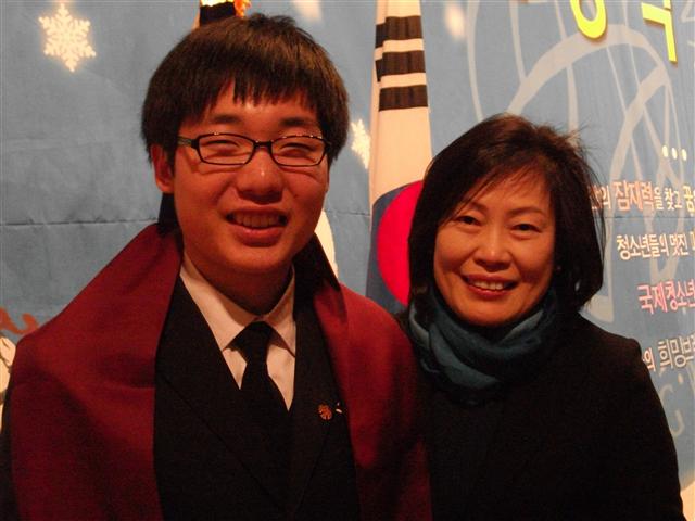 이승준(왼쪽)군이 보건복지가족부 장관상을 수상한 뒤 어머니 김은숙씨와 함께 환하게 웃고 있다.