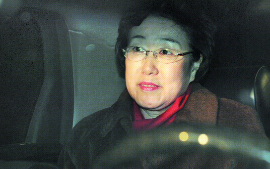 금품수수 의혹으로 검찰에 체포된 한명숙 전 국무총리가 18일 오후 서울중앙지검에서 8시간의 조사를 받은 뒤 차를 타고 검찰청사를 나서고 있다.  도준석기자 pado@seoul.co.kr