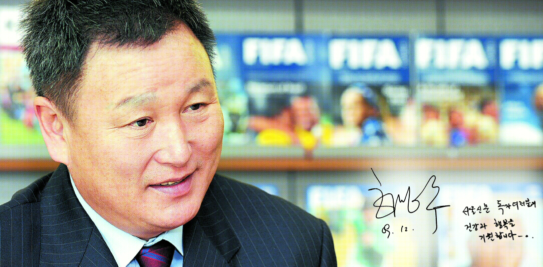 허정무 감독이 18일 서울 축구회관에서 가진 서울신문과의 인터뷰 도중 월드컵 16강 진출 복안에 대해 설명하고 있다. 도준석기자 pado@seoul.co.kr