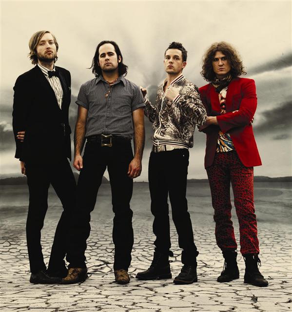 미국 출신이지만 가장 영국적인 음악을 한다는 평가를 받는 킬러스. 왼쪽부터 마크 스토머(베이스), 로니 배누치(드럼), 브랜든 플라워스(보컬·키보드), 데이빗 큐닝(기타).  옐로우나인 제공