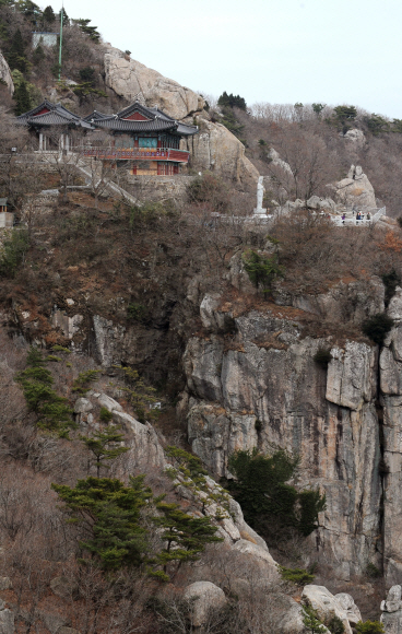 우리나라 3대 기도도량으로 꼽히는 남해 금산의 보리암. 깍아지른 절벽 위에 자리잡고 있으며 한려수도를 한눈에 내려다볼 수 있다. 남해 류재림기자 jawoolim@seoul.co.kr