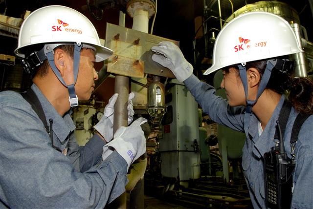 김미경(오른쪽)씨가 SK에너지 울산 제2정유공장의 장비를 살펴보고 있다.  SK에너지 제공