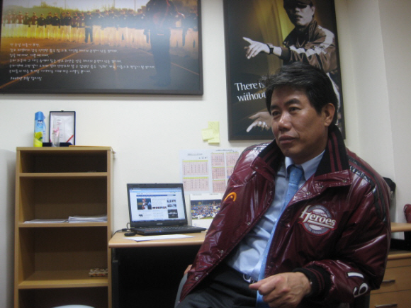 김시진 히어로즈 감독은 서울신문과의 인터뷰에서 “돈 없다고 야구 못하는 것 아니다. 사람들이 모여서 하는 단체운동인 만큼 정신력으로 최고의 승부를 내보겠다.”고 말했다.