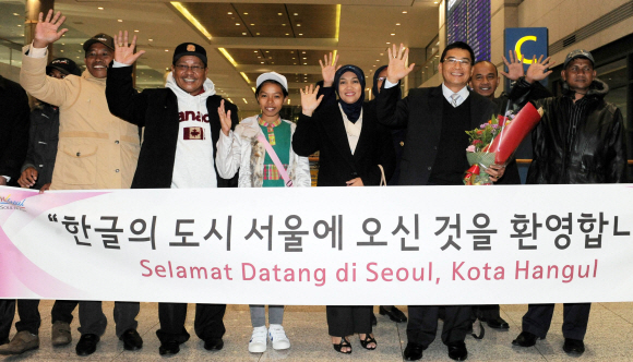 21일 인천국제공항 입국장에서 한글을 공식문자로 채택한 인도네시아 찌아찌아족이 환영을 나온 우리나라 관계자들에게 손을 흔들고 있다. 도준석기자 pado@seoul.co.kr