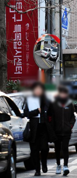 21일 서울 대치동 한 특목고 입시전문 학원 앞을 학부모와 학생이 지나가고 있다. 사교육을 줄이는 특목고 입시안이 발표됐지만 입시학원들은 여전히 북적였다. 손형준기자 boltagoo@seoul.co.kr