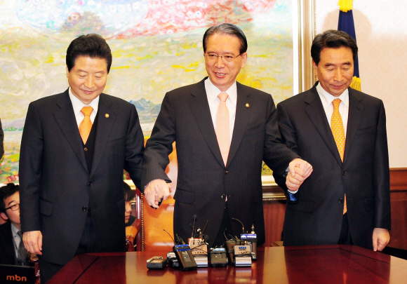 여·야 손잡았지만…  22일 국회의장 집무실에서 김형오(가운데) 의장이 한나라당 안상수(왼쪽)·민주당 이강래 원내대표와 회담을 갖기에 앞서 손을 맞잡고 있다.   이호정기자 hojeong@seoul.co.kr