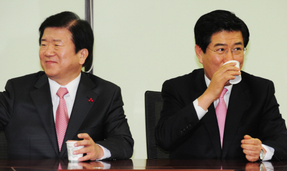 한나라당 김성조(오른쪽) 정책위의장과 민주당 예산위원장인 박병석 의원이 23일 국회 의원회관에서 4대강 사업 예산 문제의 해법을 논의하기에 앞서 물을 마시고 있다. 안주영기자 jya@seoul.co.kr