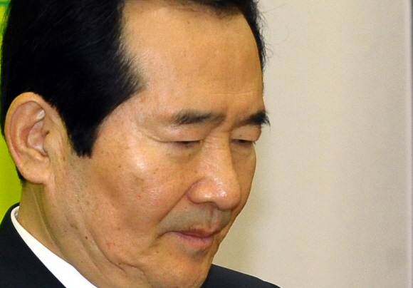 한명숙 전 총리 사건에 이름이 거론되고 있는 민주당 정세균 대표가 23일 오전 국회에서 열린 최고위원회의에서 뭔가를 생각하고 있다. 안주영기자 jya@seoul.co.kr