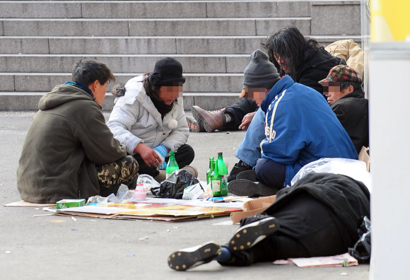 다시 거리로…  ‘닭장식 쉼터’에 염증을 느낀 노숙인들이 23일 거리로 나와 낮부터 술을 마시고 있다. 거리 노숙인들에게는 취업·교육 프로그램 등 지원이 전무한 상태지만, 이들은 “춥고 배고파도 이곳이 더 마음 편하다.”며 한뎃잠을 택하고 있다.이호정기자 hojeong@seoul.co.kr