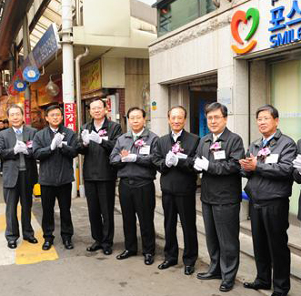 24일 포스코의 미소금융 1호점 기념식에서 정준양(왼쪽 네번째) 포스코 회장을 비롯한 관계자들이 박수를 치고 있다.  포스코 제공