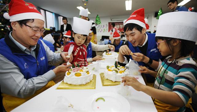 삼성물산 사회봉사단장 이규재(왼쪽) 부사장이 보육원 아이들과 케이크를 만들고 있다. 삼성물산 제공