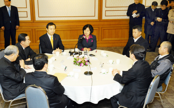추미애(가운데) 환경노동위원장이 26일 복수노조 및 노조 전임자 문제와 관련, 내놓을 중재안에 관심이 쏠리고 있다. 추 위원장이 지난 22일 국회에서 열린 ‘8일 연석회의’에서 인사말을 하고 있다. 추 위원장 왼쪽은 임태희 노동부 장관 서울신문 포토라이브러리