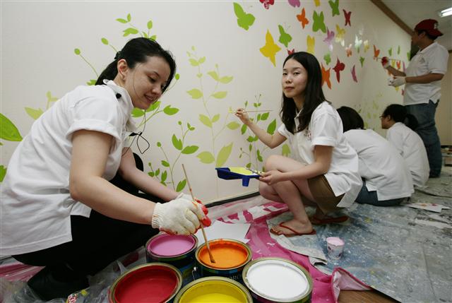 LG하우시스의 디자이너들이 경기 일산 홀트 아동복지센터를 방문해 어린이들 방에 벽화를 그려주고 있다. LG하우시스 제공 
