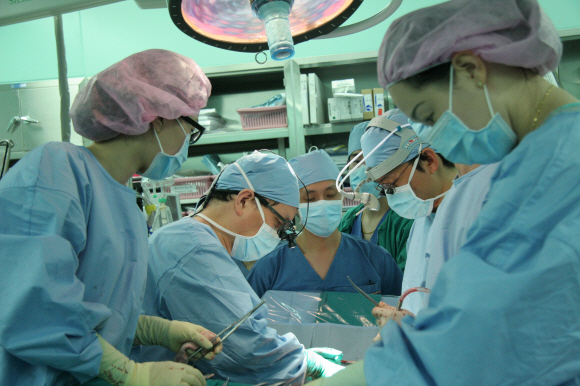 심장 판막에 문제가 생기면 심장에서 뿜어내는 혈류가 통제되지 않아 갖가지 질환으로 이어진다. 여기에다 초기에는 별다른 증상도 없어 자칫 병을 키우기 쉽다. 사진은 송명근 교수팀의 판막 수술 장면.  건국대병원 제공