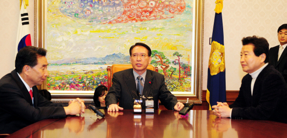 여야 머리 맞댔지만…  김형오(가운데) 국회의장과 한나라당 안상수(오른쪽), 민주당 이강래 원내대표가 27일 오후 의장실에서 만나 연내 예산안 처리를 위한 대책을 논의하고 있다. 회담은 시작한 지 50분도 안돼 결렬됐다. 안주영기자 jya@seoul.co.kr
