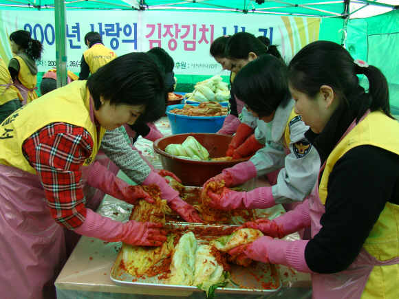 여자경찰 봉사 동호회인 ‘예다움’ 회원들이 최근 서울 종로구청 마당에서 지역 독거노인들에게 전달할 김장을 담그고 있다. 혜화경찰서 제공
