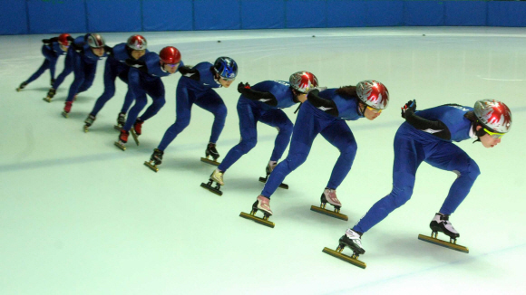 2010밴쿠버겨울올림픽을 앞두고 28일 쇼트트랙 국가대표 선수들이 서울 공릉동 태릉선수촌 빙상장에서 맹훈련을 하고 있다.  정연호기자 tpgod@seoul.co.kr 