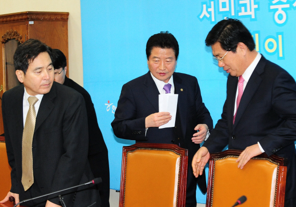 한나라당 안상수(가운데) 원내대표가 28일 밤 국회에서 ‘투 트랙’으로 예산을 분리협상하기로 한 것을 설명하는 기자간담회를 하기 위해 회의장에 들어서고 있다. 이호정기자 hojeong@seoul.co.kr