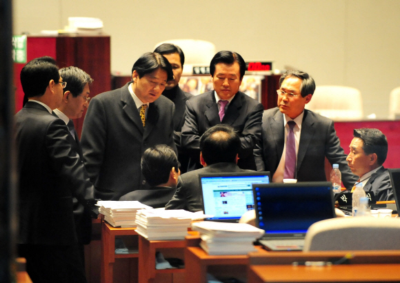 민주당 이강래(오른쪽) 원내대표와 의원들이 28일 밤 국회 예산결산특별위 회의장에서 긴급 의원총회를 열고 ‘투 트랙’ 예산 협상에 대한 대책을 논의하고 있다.  이호정기자 hojeong@seoul.co.kr