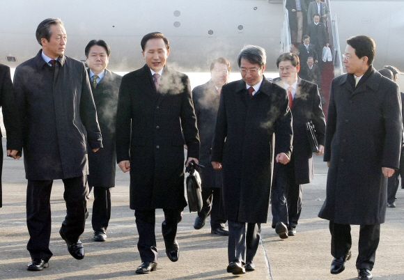 “다녀왔습니다” 이명박 대통령이 아랍에미리트연합(UAE) 원전 수주의 성과를 거두고 28일 오전 서울공항을 통해 귀국해 한나라당 정몽준 대표, 정운찬 국무총리, 이달곤 행정안전부 장관의 영접을 받고 있다. 왼쪽부터 정 대표, 이 대통령, 정 총리, 이 장관.  청와대 사진기자단 