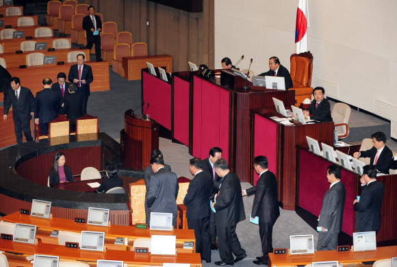 국회가 29일 본회의에서 진실·화해를 위한 과거사정리위원 선출안을 표결하고 있다. 이호정기자 hojeong@seoul.co.kr