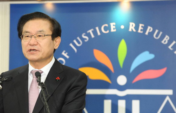 이귀남 법무부 장관이 29일 오전 정부과천청사 법무부 브리핑실에서 이건희 전 삼성그룹 회장의 특별사면을 발표하고 있다. 류재림기자 jawoolim@seoul.co.kr