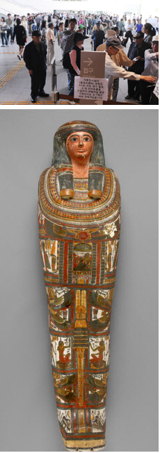 국립중앙박물관에서 열린 몽유도원도 전시회에 몰린 관람객(위)과 ‘파라오와 미라전’에 전시된 이집트 미라의 모습.  서울신문 포토라이브러리