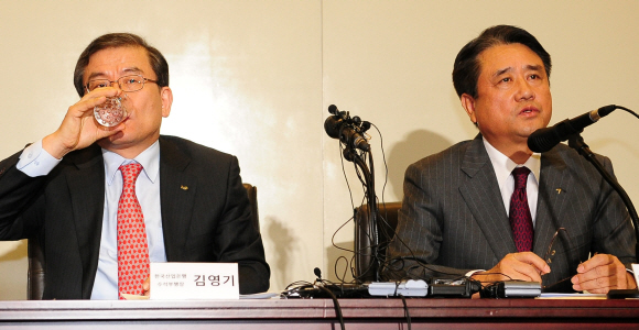 30일 서울 여의도 한국산업은행에서 열린 금호아시아나그룹 워크아웃 관련 기자회견에서 오남수(오른쪽) 금호아시아나 전략경영본부 사장이 취재진의 질문에 답변하고 있는 가운데 채권단 대표인 김영기 산은 수석부행장이 물을 마시고 있다. 손형준기자 boltagoo@seoul.co.kr