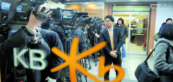 31일 오후 서울 명동 KB금융 본사에서 열린 이사회에서 강정원 KB금융지주 회장 내정자가 사퇴를 표명한 가운데 취재진들이 진을 치고 있다. 류재림기자 jawoolim@seoul.co.kr