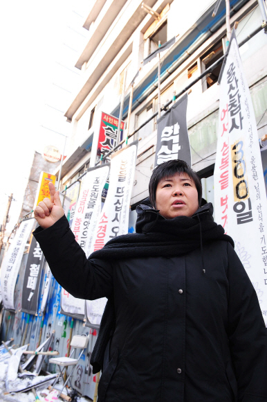 용산참사로 남편을 잃은 권명숙씨가 3일 서울 한강로2가 남일당건물 합동분향소를 둘러보며 고인의 영면과 가족들의 행복 등 새해 소망을 기원하고 있다.  이언탁기자 utl@seoul.co.kr