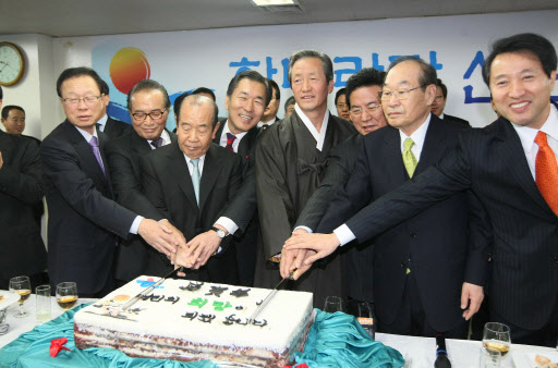 새 희망  지난 1일 오전 서울 여의도 한나라당사에서 열린 단배식에서 참석자들이 축하 떡을 자르고 있다. 왼쪽부터 박희태 전 대표, 신영균 상임고문, 김수한 전 국회의장, 안상수 인천시장, 정몽준 대표, 이윤성 국회부의장, 정재철 상임고문, 오세훈 서울시장. 연합뉴스