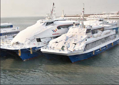 바다도…  인천 항동 연안부두 여객터미널에는 눈을 덮어쓴 여객선들이 부두에 묶여있다.  연합뉴스