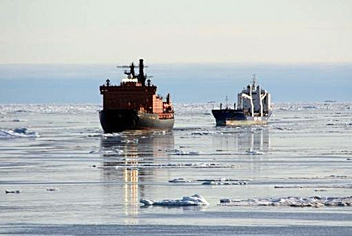 북극해 통과하는 화물선  독일 벨루가시핑의 화물선(오른쪽)이 지난해 8~9월 러시아의 핵추진 쇄빙선을 앞세우고 유빙을 피해 북극해를 통과하고 있다. 울산항을 출발한 이 배는 러시아 블라디보스토크에 기항한 뒤 베링해협을 지나는 북극 북동항로를 이용해 네덜란드 로테르담에 도착했다. 벨루가시핑 제공
