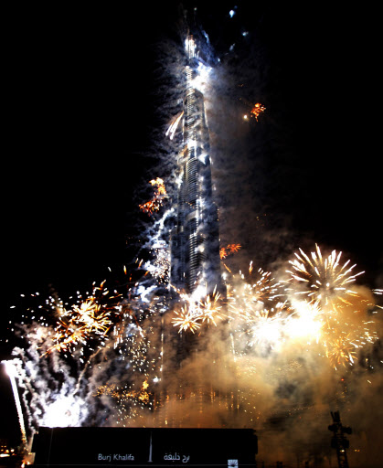 ‘828m 신화’ 불 밝히다  세계에서 가장 높은 건물인 ‘부르즈 칼리파’의 개장 기념식이 4일(현지시간) 아랍에미리트연합(UAE) 두바이에서 열린 가운데 건물의 각층에서 개장 축하 불꽃이 터지고 있다. ‘부르즈 두바이’로 알려져왔던 828m 높이의 이 건물은 개장과 함께 UAE 대통령이자 아부다비의 통치자인 셰이크 칼리파에서 따온 이름으로 바뀌었다. 두바이 AFP 연합뉴스
