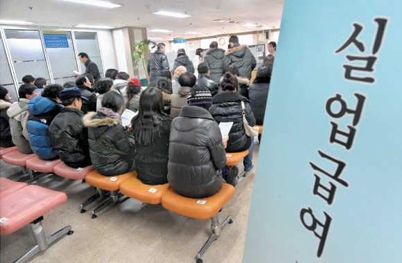 실업급여 신청 밀물  구직 단념자 등 사실상 실업 상태에 있는 사람들이 330만명에 이르는 가운데 6일 서울 마포구 고용지원센터에서 실직자들이 실업급여 신청을 위해 대기하고 있다. 정연호기자 tpgod@seoul.co.kr