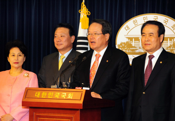 정의화(오른쪽 두 번째) 한나라당 세종시 특별위원장이 6일 국회에서 지난 50일간의 특위 활동과 관련한 기자회견을 하고 있다.  이호정기자 hojeong@seoul.co.kr