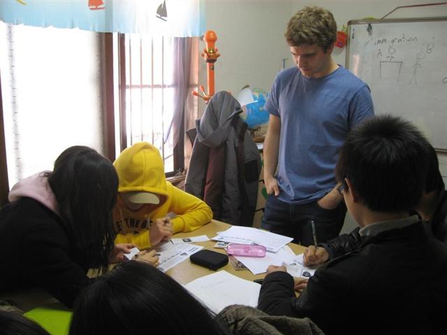 저소득층 학생들이 서울 마포구의 한 공부방에서 외국인 자원봉사자에게서 영어를 배우고 있다. HOPE 제공