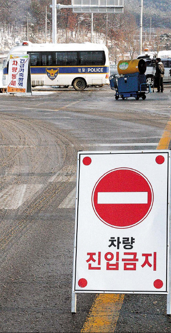 7일 구제역이 발생한 축산농가에서 1㎞가량 떨어진 진입로에서 경찰과 포천시 공무원이 합동으로 차량 출입을 통제하고 있다.   포천 연합뉴스