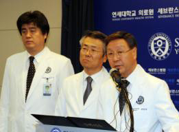 박창일(오른쪽) 연세의료원장이 10일 오후 연세대 세브란스병원에서 기자회견을 갖고 김 할머니의 사인 등을 설명하고 있다. 도준석기자 pado@seoul.co.kr